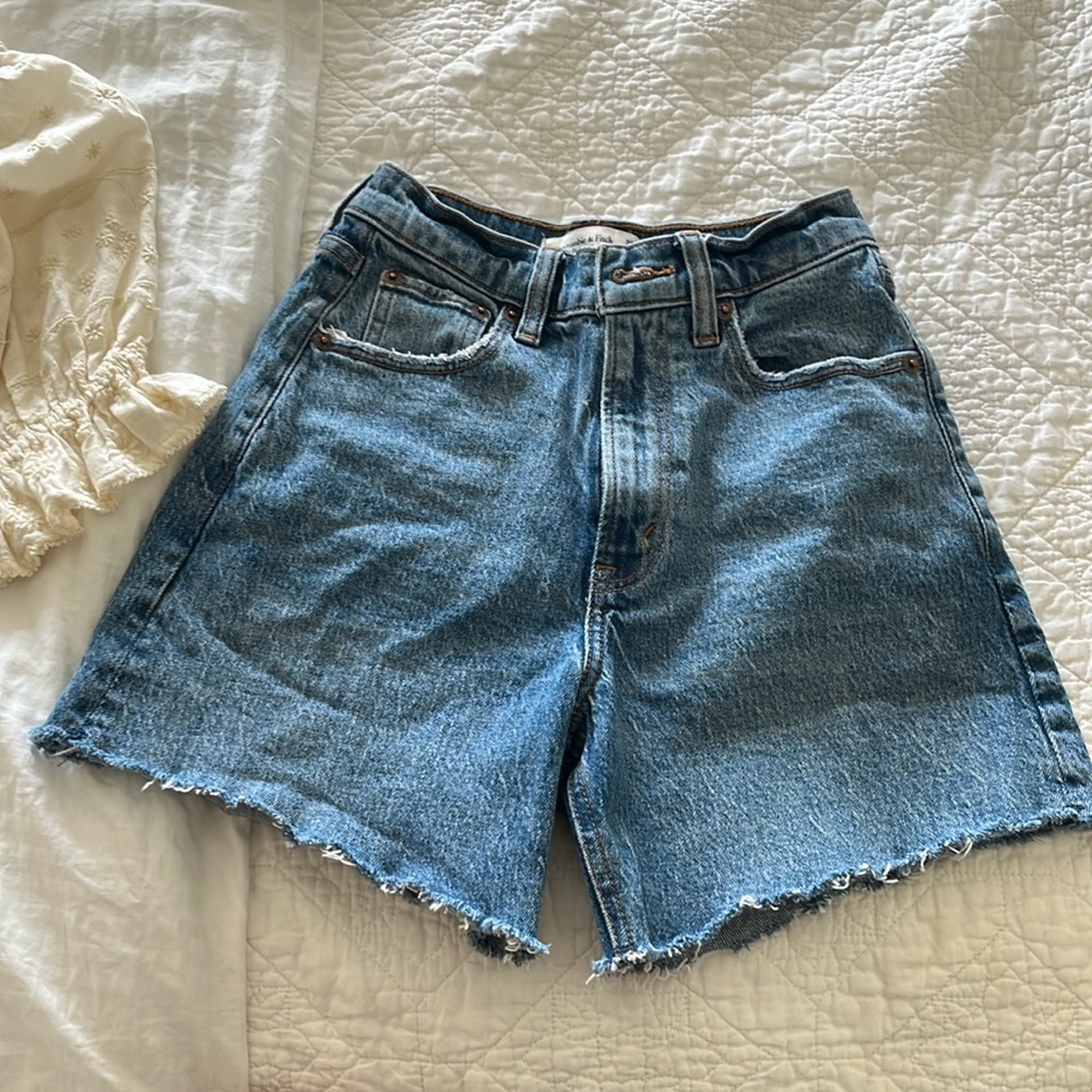 Abercrombie and Fitch High Rise Dad Short 23/000